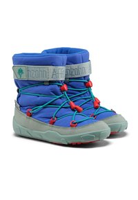 Blauwe poffige laarzen met groene rubberen zolen, voorzien van turquoise veters en rode toggles. Gestructureerde bovenkant met een grijze label met de tekst "Altohn."
