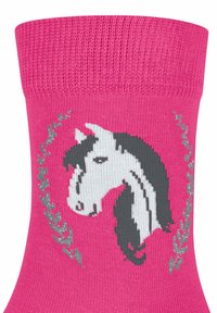 Chaussettes en coton rose avec un motif de tête de cheval blanc, des détails gris et des accents décoratifs argentés autour.