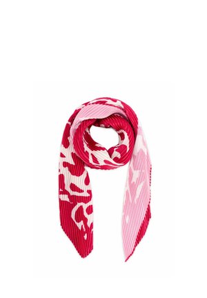 Czerwony i różowy plisowany szal z abstrakcyjnym wzorem zwierzęcym, luźno zwinięty z wiszącymi końcami na białym tle.
