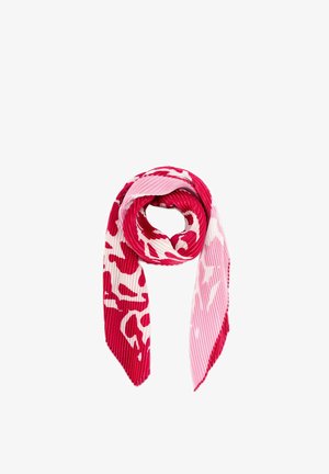 Czerwony i różowy plisowany szal z abstrakcyjnym wzorem zwierzęcym, luźno zwinięty z wiszącymi końcami na białym tle.