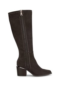 Des bottes en suède gris foncé, arrivant jusqu'aux genoux, avec une fermeture éclaire sur le côté, des accents cloutés le long de la fermeture, et un talon bloc avec une finition en bois.