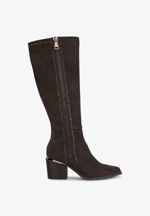 Knee-high ciemnoszare zamszowe botki mają boczny zamek błyskawiczny, wystające ćwieki wzdłuż zamka oraz blokowy obcas o drewnianym wykończeniu.