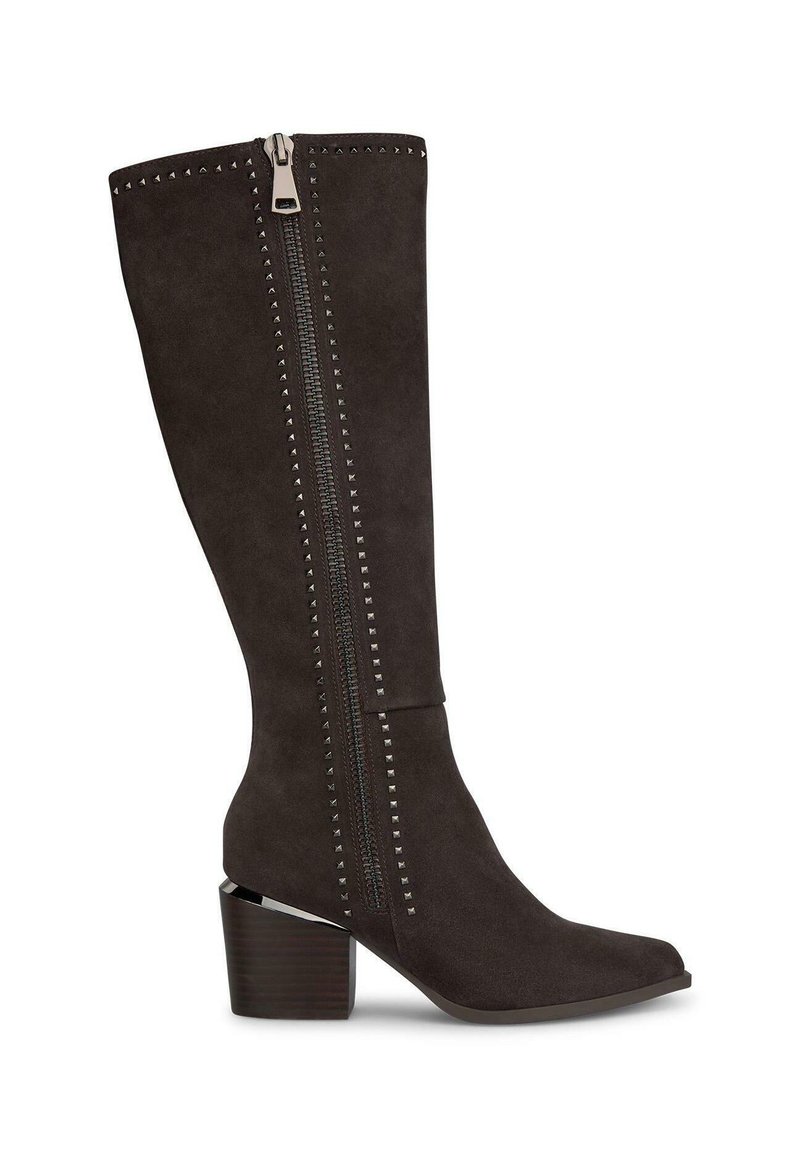 Des bottes en suède gris foncé, arrivant jusqu'aux genoux, avec une fermeture éclaire sur le côté, des accents cloutés le long de la fermeture, et un talon bloc avec une finition en bois.