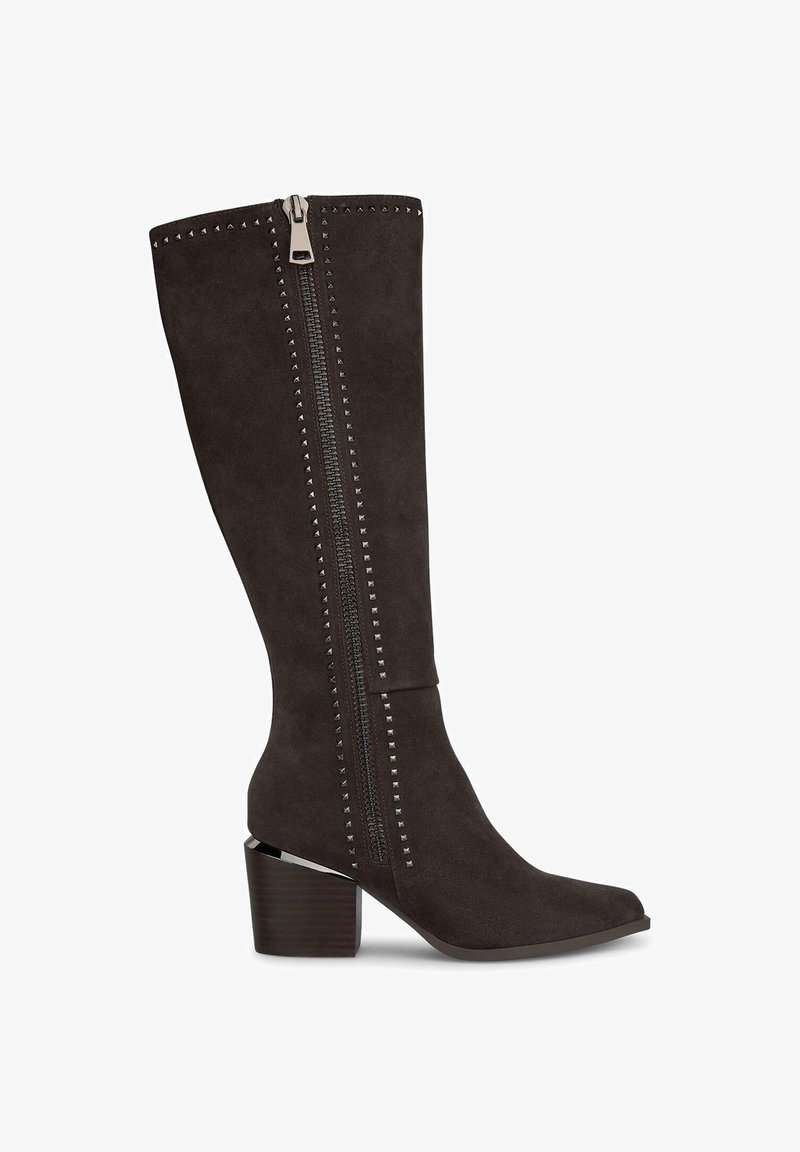 Des bottes en suède gris foncé, arrivant jusqu'aux genoux, avec une fermeture éclaire sur le côté, des accents cloutés le long de la fermeture, et un talon bloc avec une finition en bois.