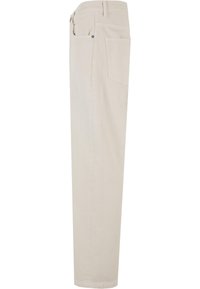 Pantalon beige droite avec poches latérales et arrière, passants de ceinture et rivets métalliques sur fond blanc uni.