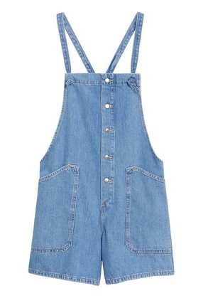 Salopette courte en denim bleu avec boutons en métal à l'avant, deux grandes poches avant et bretelles réglables.