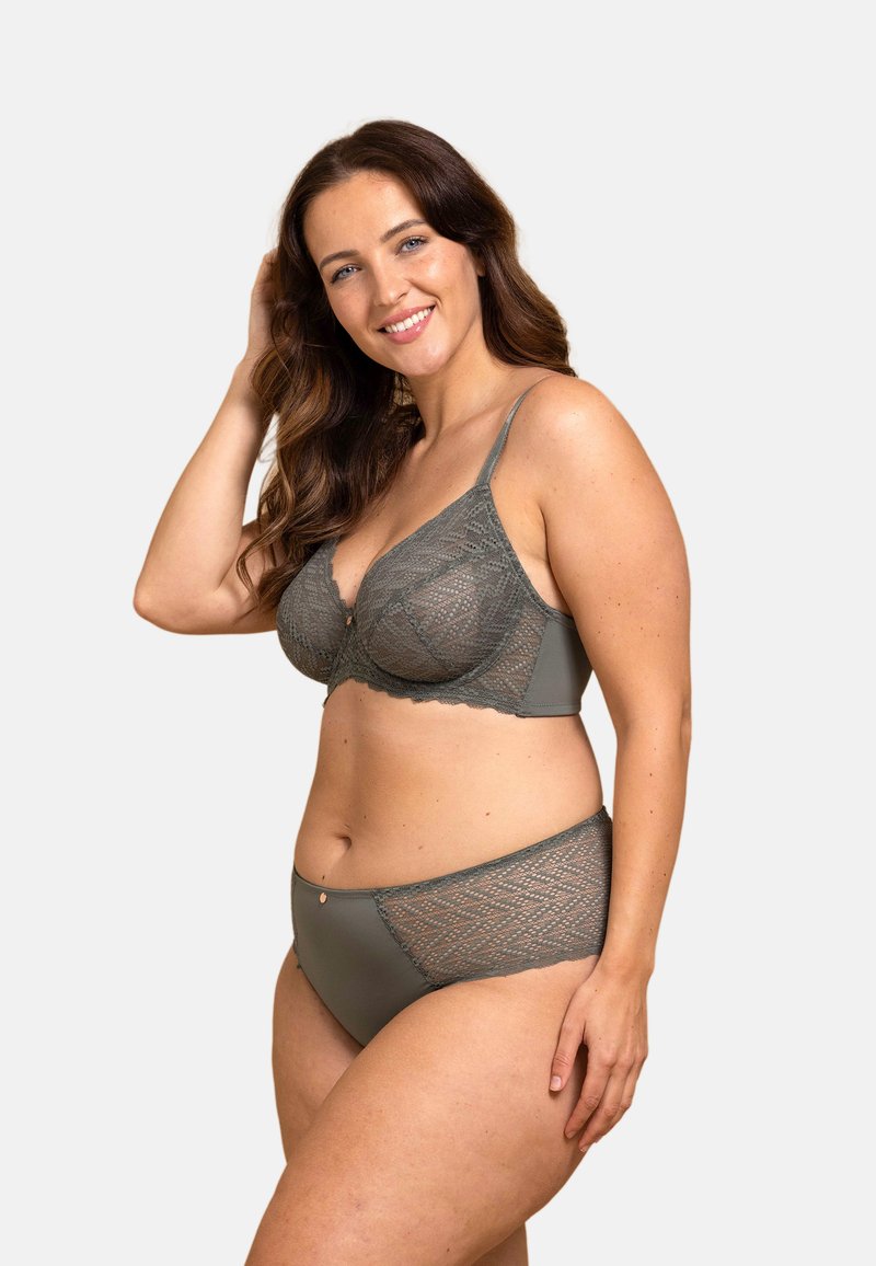 Ensemble de lingerie en dentelle grise comprenant un soutien-gorge en mesh avec des détails à motifs et une culotte taille haute assortie avec des accents en dentelle et des bords festonnés.