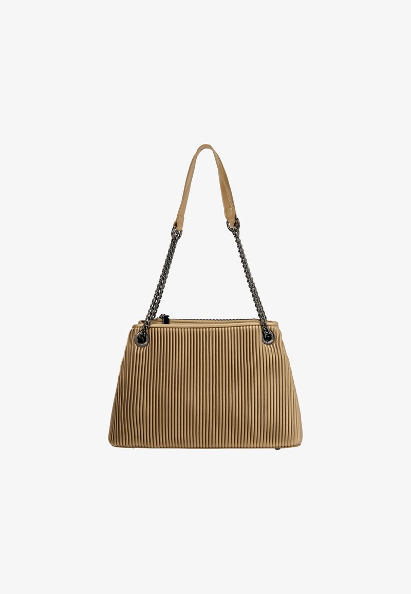 Barna redőzött kézitáska, strukturált formával, kettős fogantyúval (az egyik sima, a másik láncos) és cipzáras zárással, texturált anyaggal és ezüst színű kiegészítőkkel.