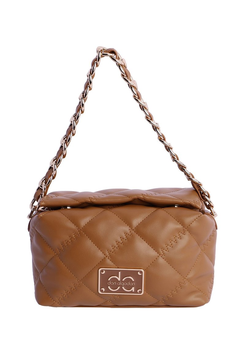 Bolso de cuero marrón acolchado con cierre de solapa, correa de cadena dorada y placa de metal rectangular con el logo que dice "dan algodon".