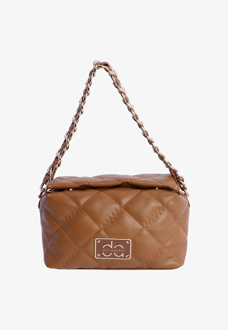 Bolso de cuero marrón acolchado con cierre de solapa, correa de cadena dorada y placa de metal rectangular con el logo que dice "dan algodon".