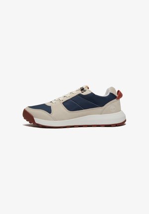 Sneakers met een beige bovenwerk, marineblauwe accenten en een gestructureerde rubberen zool. Voorzien van veters en een lus aan de achterkant voor gemakkelijk aan- en uittrekken. Gedetailleerde stiksels zichtbaar.