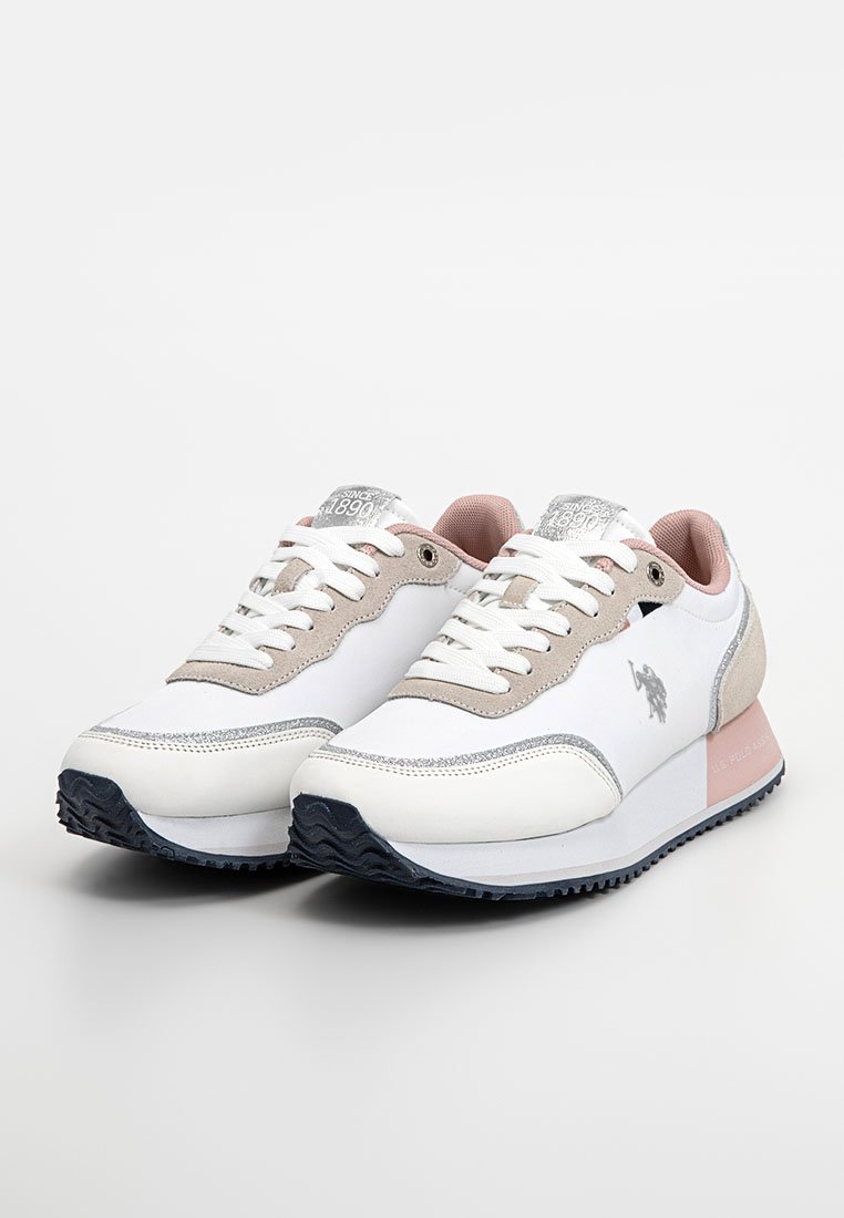 Sneaker bianche con accenti grigi e rosa, in pelle testurizzata e materiali sintetici, dotate di un logo e di una suola nera con scanalature.