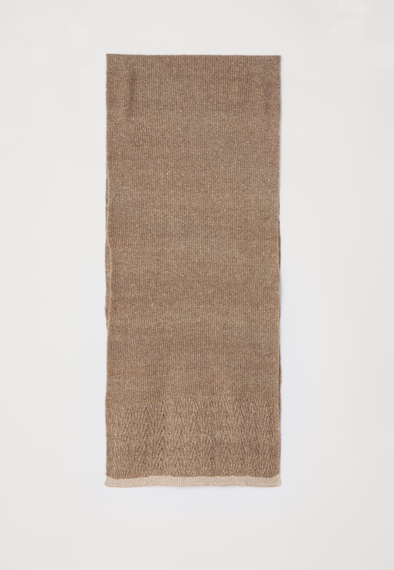 Brun strikket skjerf med et teksturert mønster i nederkanten, med en jevn og myk finish. Dimensjonene er horisontale og rektangulære.