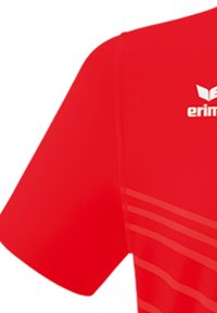 Maglietta atletica rossa con maniche corte, realizzata in tessuto morbido, con sottili righe orizzontali e un logo sulla parte superiore sinistra.