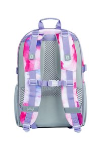 Fialový a růžový batoh s tie-dye vzorem, šedou síťovanou zádovou částí, nastavitelné popruhy a šedými akcenty; má horní ucho a sponkový uzávěr.
