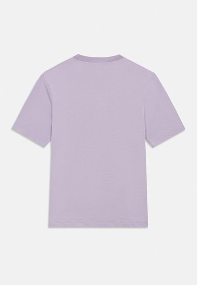 T-shirt de algodão cor lavanda com mangas curtas e decote redondo. Textura lisa e design simples, sem padrões ou detalhes visíveis.