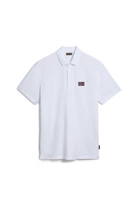 Polo shirt bianco con maniche corte, colletto a pieghe e una piccola bandiera ricamata sul lato sinistro del petto. Realizzato in tessuto morbido e liscio.