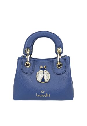 Borsa a mano in pelle blu con manici arrotondati, dettagli in metallo tono oro e un emblema di coccinella gioiello sopra il logo "braccialini" in oro.