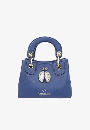 Borsa a mano in pelle blu con manici arrotondati, dettagli in metallo tono oro e un emblema di coccinella gioiello sopra il logo "braccialini" in oro.