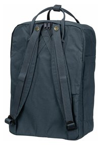 Zaino in tessuto blu scuro con spallacci imbottiti, maniglia superiore e chiusura con cerniera. Presenta una tasca laterale e cuciture rinforzate.