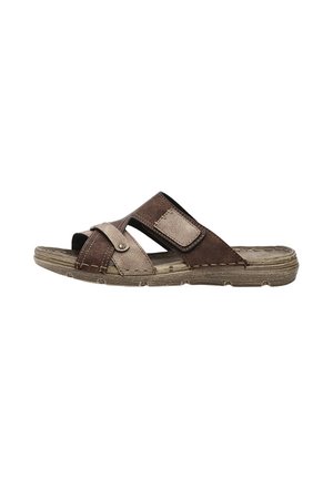 Sandalia deslizante en marrón y beige hecha de cuero y tela. Presenta una correa ajustable con un botón, suela texturizada y diseño de punta abierta.
