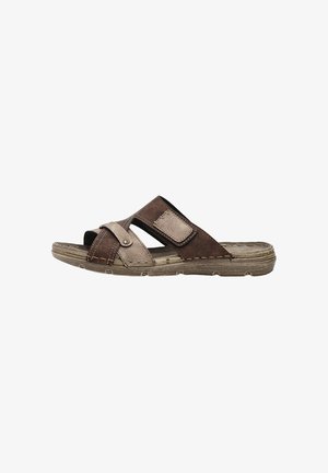 Sandalia deslizante en marrón y beige hecha de cuero y tela. Presenta una correa ajustable con un botón, suela texturizada y diseño de punta abierta.