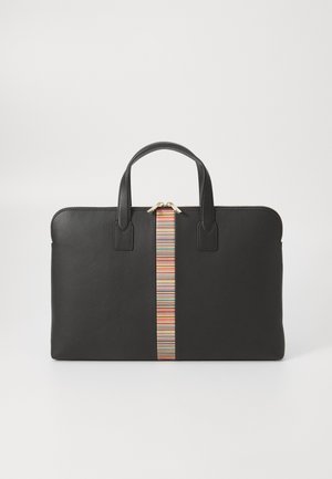 Serviette en cuir noir avec deux anses supérieures, présentant un accent à rayures multicolores au centre et une fermeture éclair dorée.