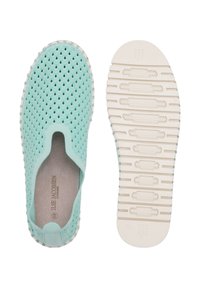Lichte instap schoenen in mintgroen rubber met een gegolfd ontwerp, voorzien van een textuur witte zool en subtiele branding.