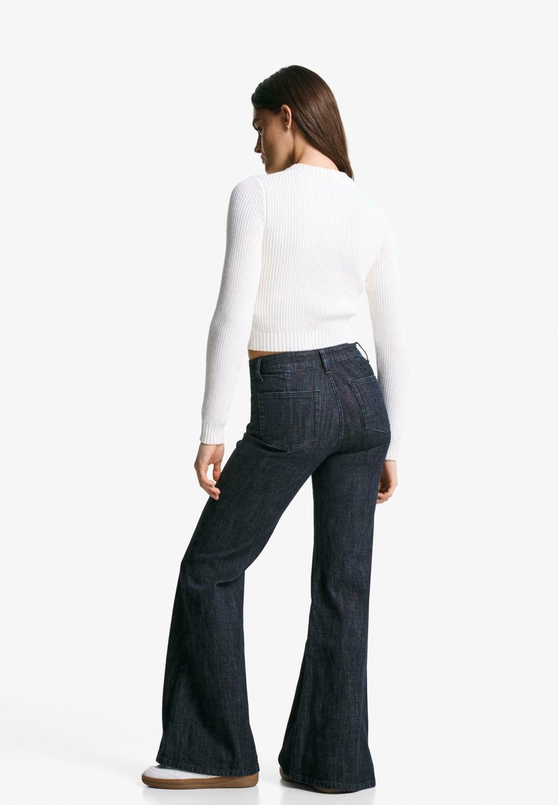 Bershka COMFORT Bootcut jeans royal blue