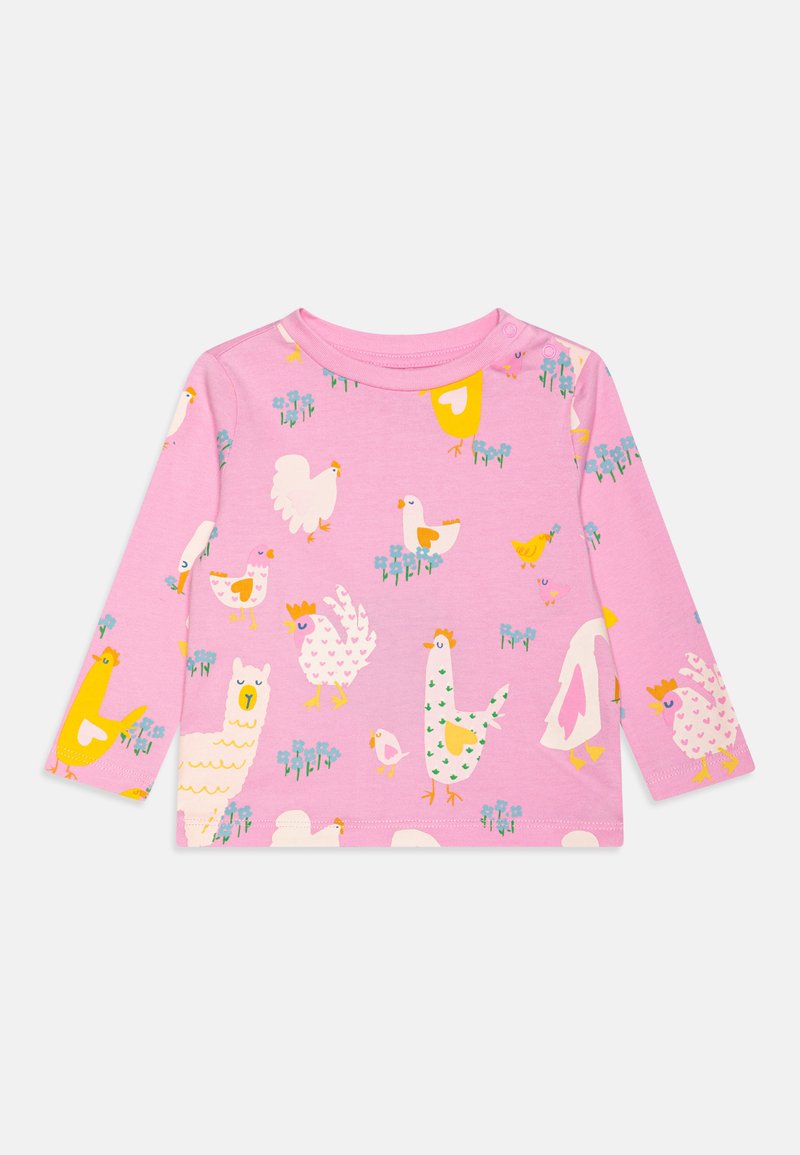 Camisa de manga larga rosa con un patrón de varias gallinas de dibujos animados y flores en amarillo, blanco y verde sobre una tela suave.