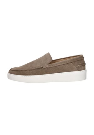 Taupe suède instapper loafer met witte rubberen zool en minimale naden, zijaanzicht op een witte achtergrond.