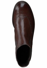 Botín de cuero marrón hasta el tobillo con detalles de brogue, paneles laterales elásticos y punta redondeada. Textura suave y tacón bajo.