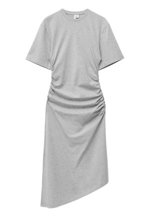 Robe midi gris clair à manches courtes avec côtés froncés, ourlet asymétrique, encolure ronde, coupe décontractée.