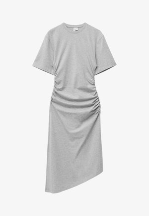 Robe midi gris clair à manches courtes avec côtés froncés, ourlet asymétrique, encolure ronde, coupe décontractée.