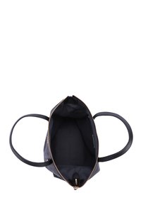 Borsa a spalla navy con esterno testurizzato e interno liscio. Dotata di zip superiore, due manici robusti e una singola tasca interna.