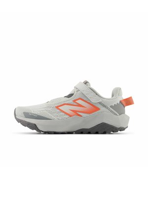 Chaussure de course avec une tige en mesh gris, des accents orange et une semelle en caoutchouc moulé. Présente une protection pour les orteils et une languette à l'arrière.