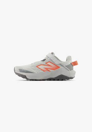 Chaussure de course avec une tige en mesh gris, des accents orange et une semelle en caoutchouc moulé. Présente une protection pour les orteils et une languette à l'arrière.