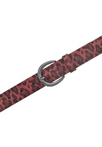 Rood en zwart luipaardprint riem, uitgerust met een zilveren D-ring gesp, gemaakt van textuurstof met gaten voor verstelbare pasvorm.