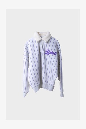Grauer Sweatshirt mit vertikalen lila Streifen, plüschigem weißen Kragen, drei Knöpfen und "Rebels" in lila auf der Vorderseite eingestickt.