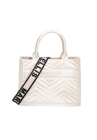Borsa tote bianca trapuntata che presenta un motivo a zig zag, doppio manico e una tracolla nera staccabile con testo bianco. Marchio visibile sulla parte anteriore.