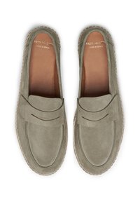 Mocasines de ante en verde suave con plantilla de cuero. Presenta una costura y una tira elevada en la parte superior. Suela ligera al estilo alpargata.