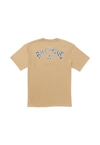 Camiseta de algodón beige de manga corta con un logo curvado de "BILLABONG" en azul marino y blanco en la parte trasera. Diseño simple y sin adornos.