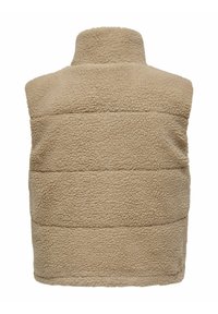Veste sans manches en polaire sherpa beige avec un col montant et des coutures matelassées horizontales.