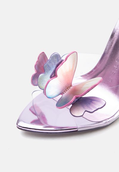 Σανδάλι με ψηλό τακούνι σε ιριδίζον μοβ φινίρισμα και τρία παστέλ διακοσμητικά πεταλούδες στο μπροστινό λουράκι.