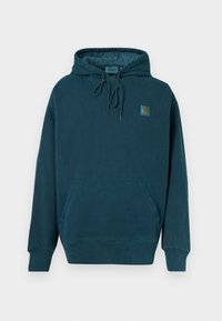 Sweatshirt à capuche en tissu bleu sarcelle. Il présente une poche kangourou à l'avant, des cordons de serrage réglables et un petit patch logo sur la poitrine.