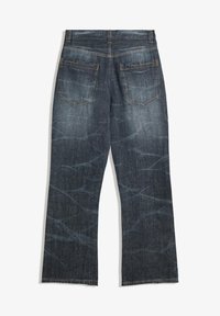 Jeans in denim blu scuro con un design a gamba dritta, caratterizzati da una finitura sbiadita, tasche posteriori e cuciture a contrasto.