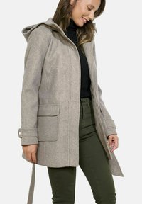 Cappotto grigio chiaro con cappuccio realizzato in tessuto misto lana; presenta due tasche frontali e una silhouette elegante con dettagli ai polsini a bottoni a scatto.