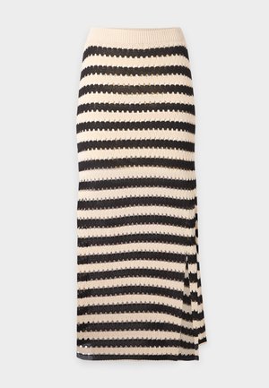 Gonna a matita lavorata a maglia con righe orizzontali nere e beige, caratterizzata da una texture ondulata e uno spacco laterale per un tocco di dettaglio.