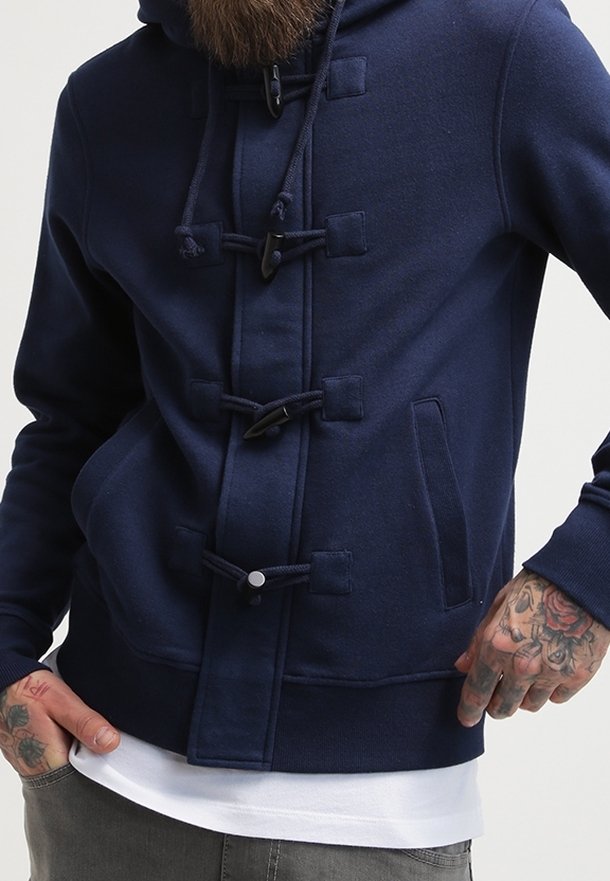 Sudadera con capucha de color azul marino hecha de tela suave, con cierres de botón de palanca, bolsillo frontal, puños acanalados y un ajuste holgado.