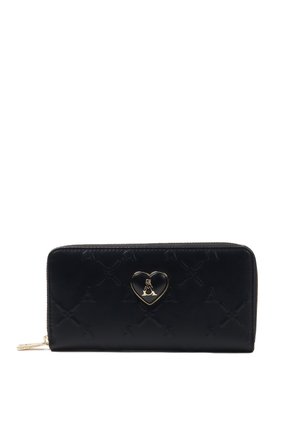Cartera de piel negra con patrones en relieve, cierre de cremallera y un acento dorado en forma de corazón con un logotipo. Textura suave, forma rectangular.